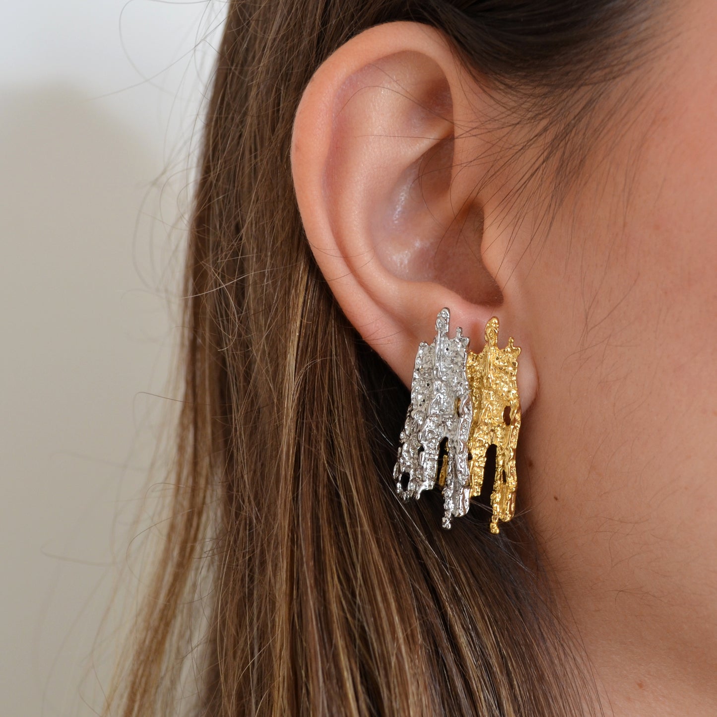 PENDIENTES de invitada a boda irregulares
ESTILO VINTAGE. Son de acero hipoalergénico 316L resistente al agua y bañado en oro. Diseño similar a los pendientes de de maria pombo por agatha paris