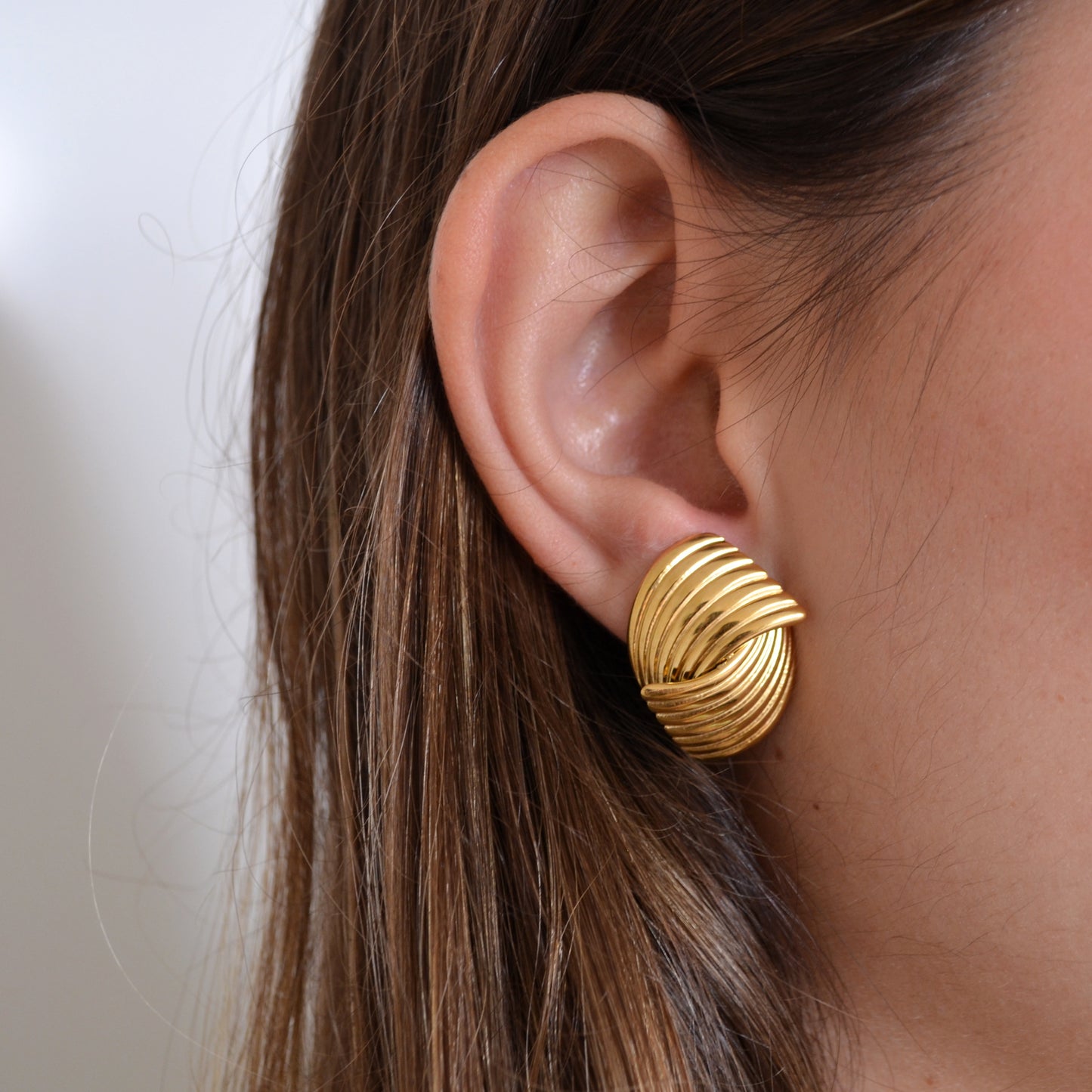 PENDIENTES GRANDES de nudo o lazo
ESTILO VINTAGE. Son de acero hipoalergénico resistente al agua y bañado en oro. Diseño similar a los pendientes de de maria pombo por agatha paris