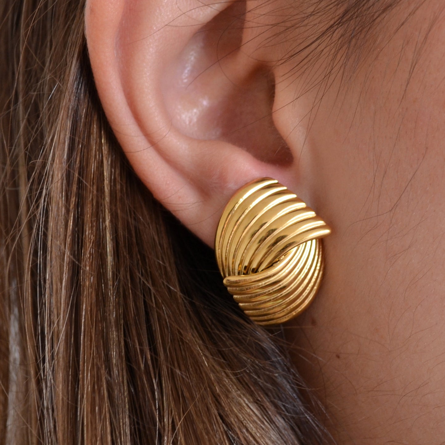 PENDIENTES GRANDES de nudo o lazo
ESTILO VINTAGE. Son de acero hipoalergénico resistente al agua y bañado en oro. Diseño similar a los pendientes de de maria pombo por agatha paris