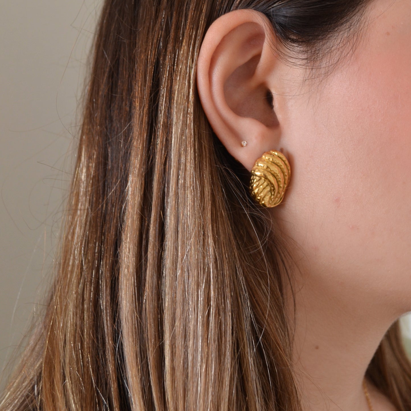 PENDIENTES GRANDES de nudo o lazo
ESTILO VINTAGE. Son de acero hipoalergénico resistente al agua y bañado en oro. Diseño similar a los pendientes de de maria pombo por agatha paris