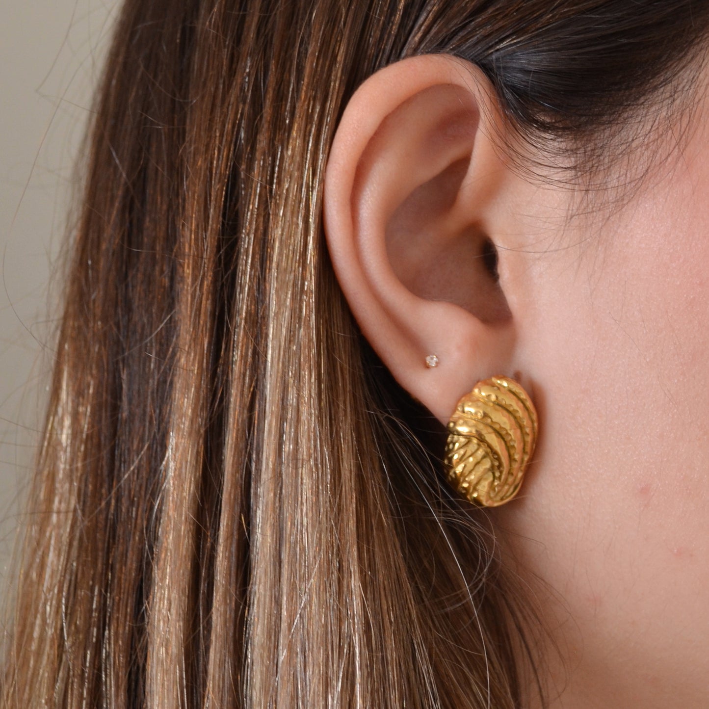 PENDIENTES GRANDES de nudo o lazo
ESTILO VINTAGE. Son de acero hipoalergénico resistente al agua y bañado en oro. Diseño similar a los pendientes de de maria pombo por agatha paris