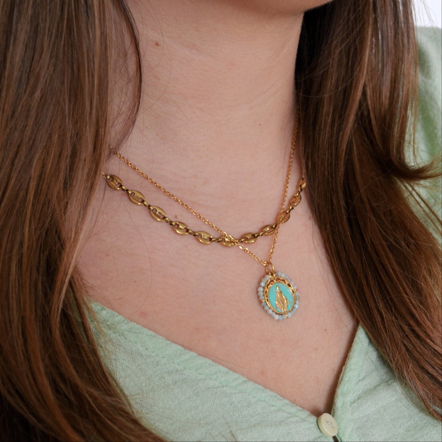 collar o cadena con medalla de la virgen milagrosa y piedra mineral labradorita. Esta gargantilla está confeccionada en acero 316L hipoalergénico con baño de oro 18 kilates y es resistente al agua. Gold plated stainless steel virgin mary pendant necklace with natural mineral stone.