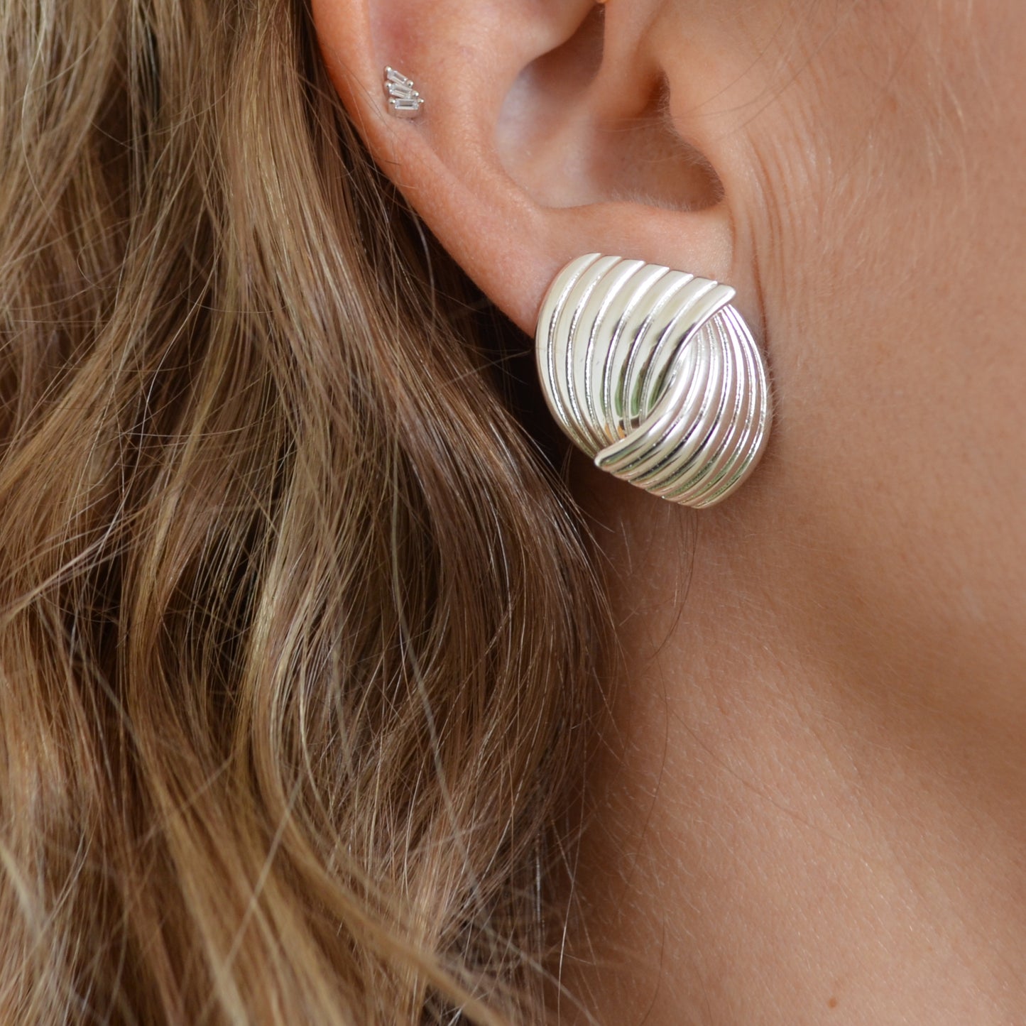 PENDIENTES GRANDES de nudo o lazo
ESTILO VINTAGE. Son de acero hipoalergénico resistente al agua y bañado en oro. Diseño similar a los pendientes de de maria pombo por agatha paris