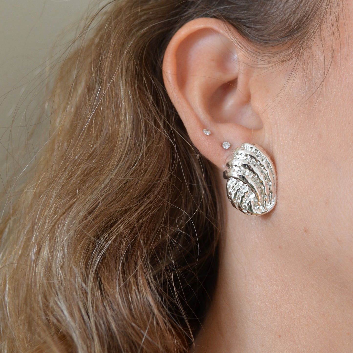 PENDIENTES GRANDES de nudo o lazo
ESTILO VINTAGE. Son de acero hipoalergénico resistente al agua y bañado en oro. Diseño similar a los pendientes de de maria pombo por agatha paris