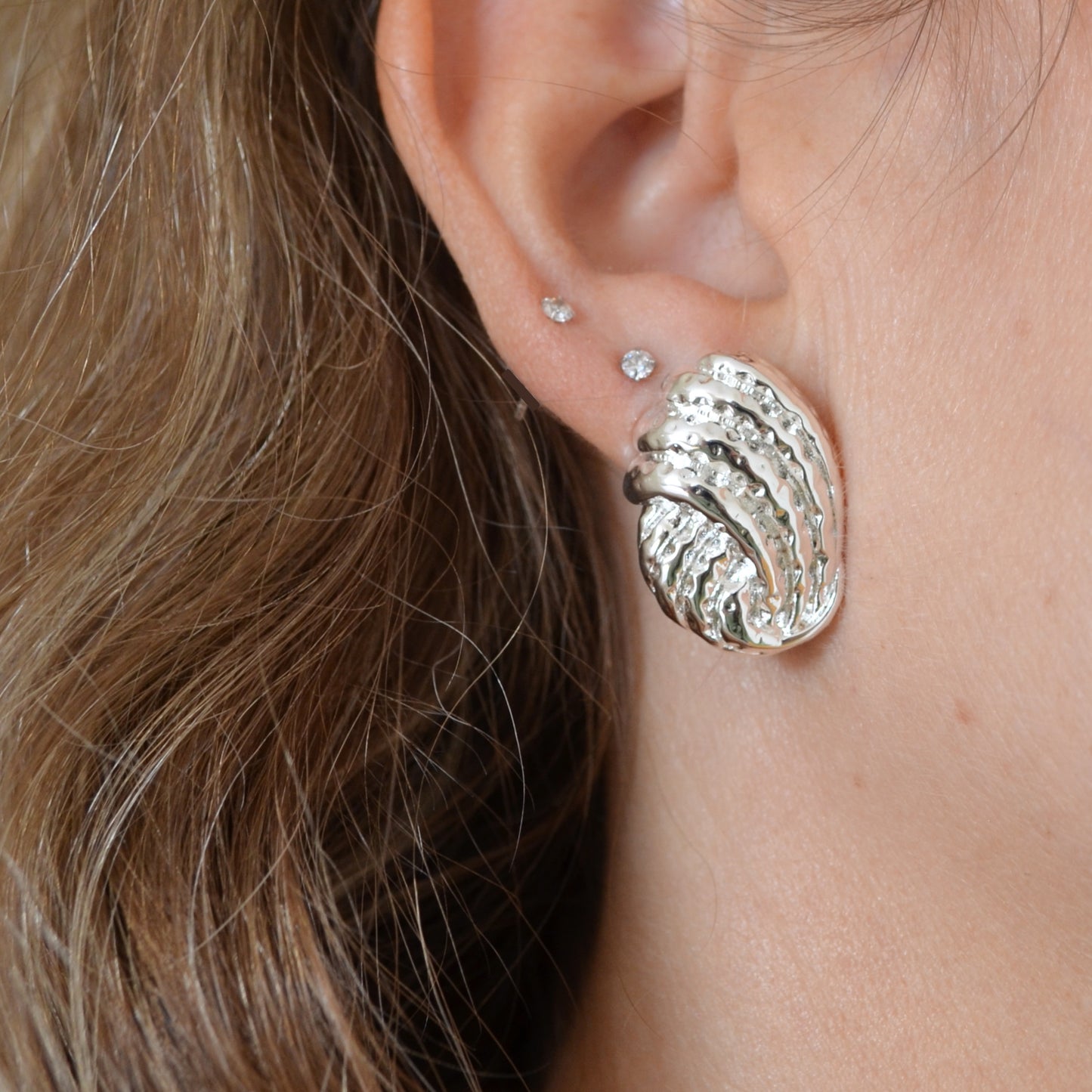 PENDIENTES GRANDES de nudo o lazo
ESTILO VINTAGE. Son de acero hipoalergénico resistente al agua y bañado en oro. Diseño similar a los pendientes de de maria pombo por agatha paris