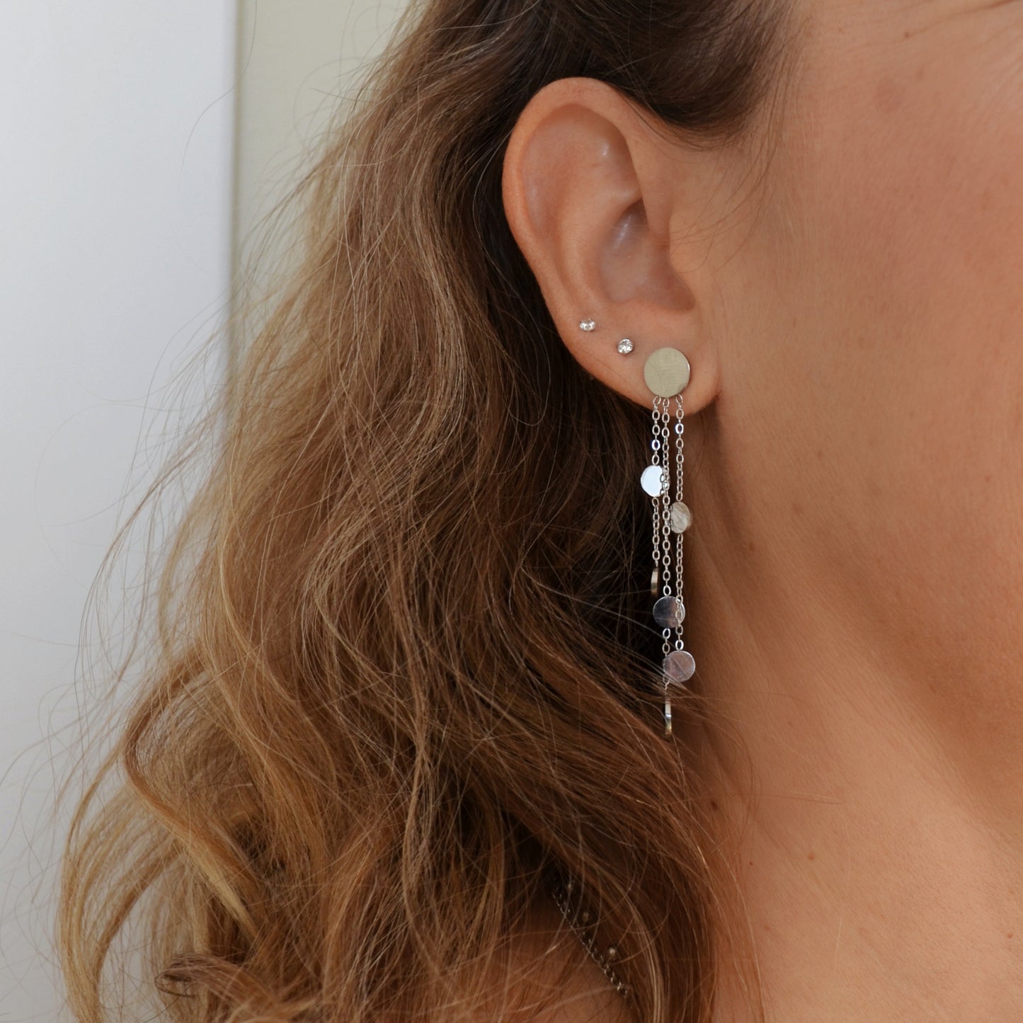 pendientes largos de fiesta para una invitada a boda o evento. No pesan y son perfectos para lóbulo rasgado. Son de cadenas largas con chapas colgantes en acero hipoalergénico resistente al agua. Gold plated stainless steel long pendant earrings