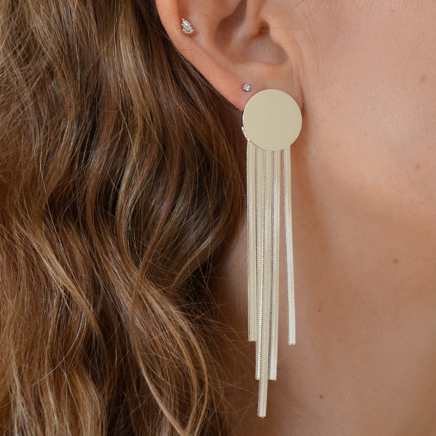 pendientes de flecos largos de fiesta para una invitada a boda o evento. No pesan y son perfectos para lóbulo rasgado. Son de cadenas largas con círculo. Son hipoalergénicos y resistentes al agua. Gold plated stainless steellong fringe earrings