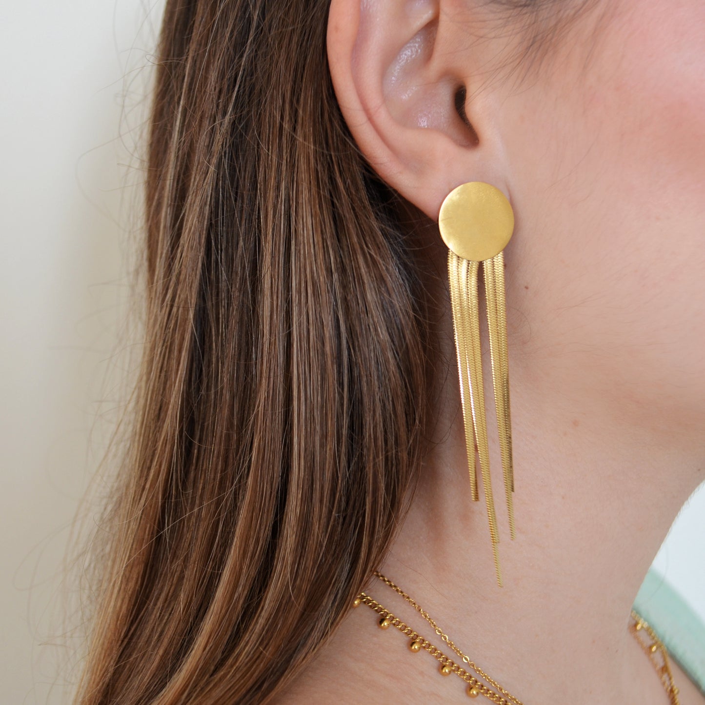pendientes de flecos largos de fiesta para una invitada a boda o evento. No pesan y son perfectos para lóbulo rasgado. Son de cadenas largas con círculo. Son hipoalergénicos y resistentes al agua. Gold plated stainless steellong fringe earrings