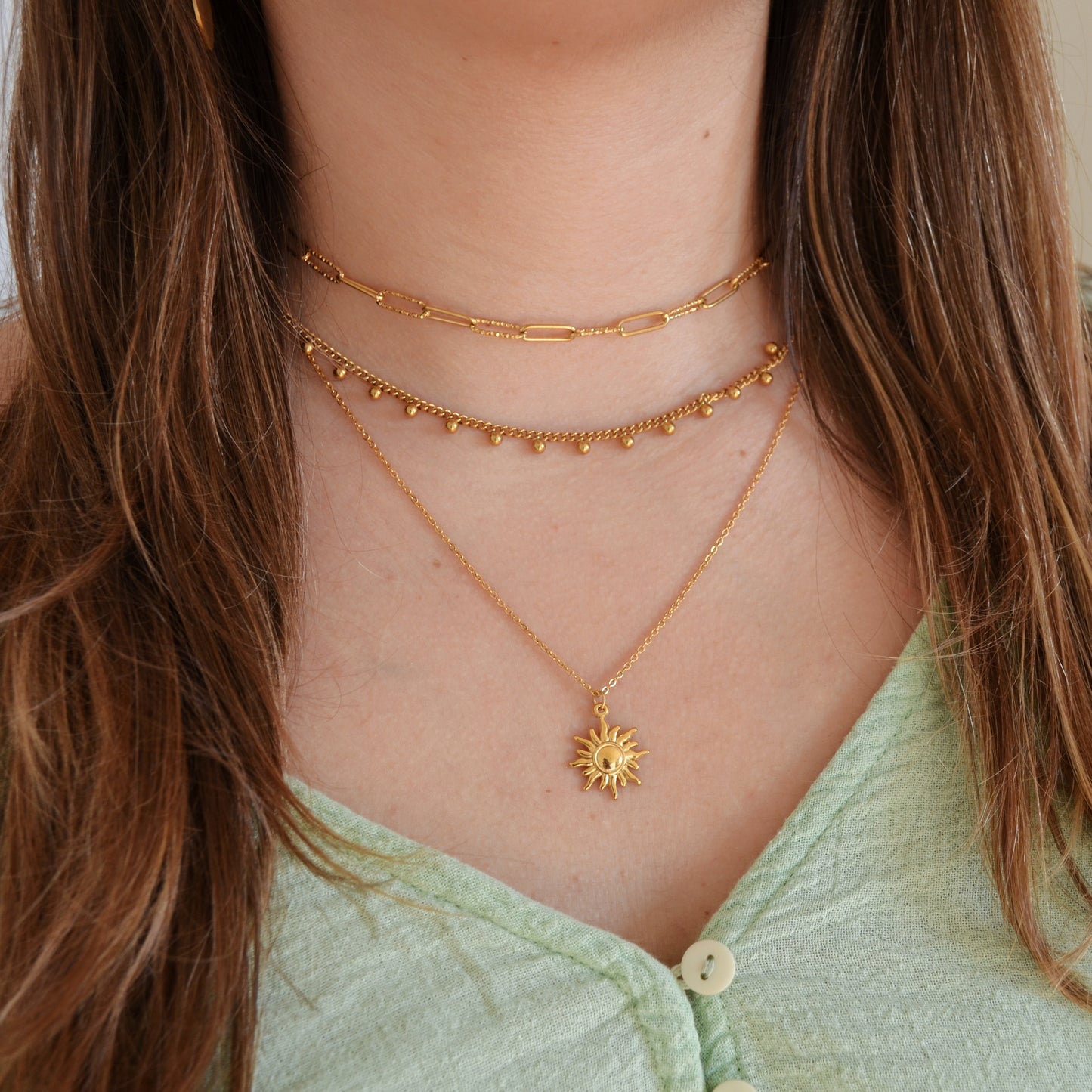 gargantilla boho dorada con bolitas en acero inoxidsable hipoalergénico resistentente al agua. Gold plated stainless steel waterproof necklace