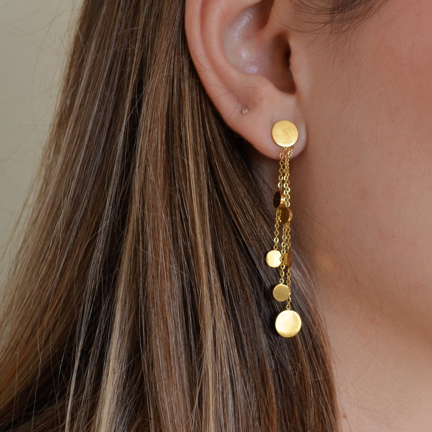 pendientes largos de fiesta para una invitada a boda o evento. No pesan y son perfectos para lóbulo rasgado. Son de cadenas largas con chapas colgantes en acero hipoalergénico resistente al agua. Gold plated stainless steel long pendant earrings