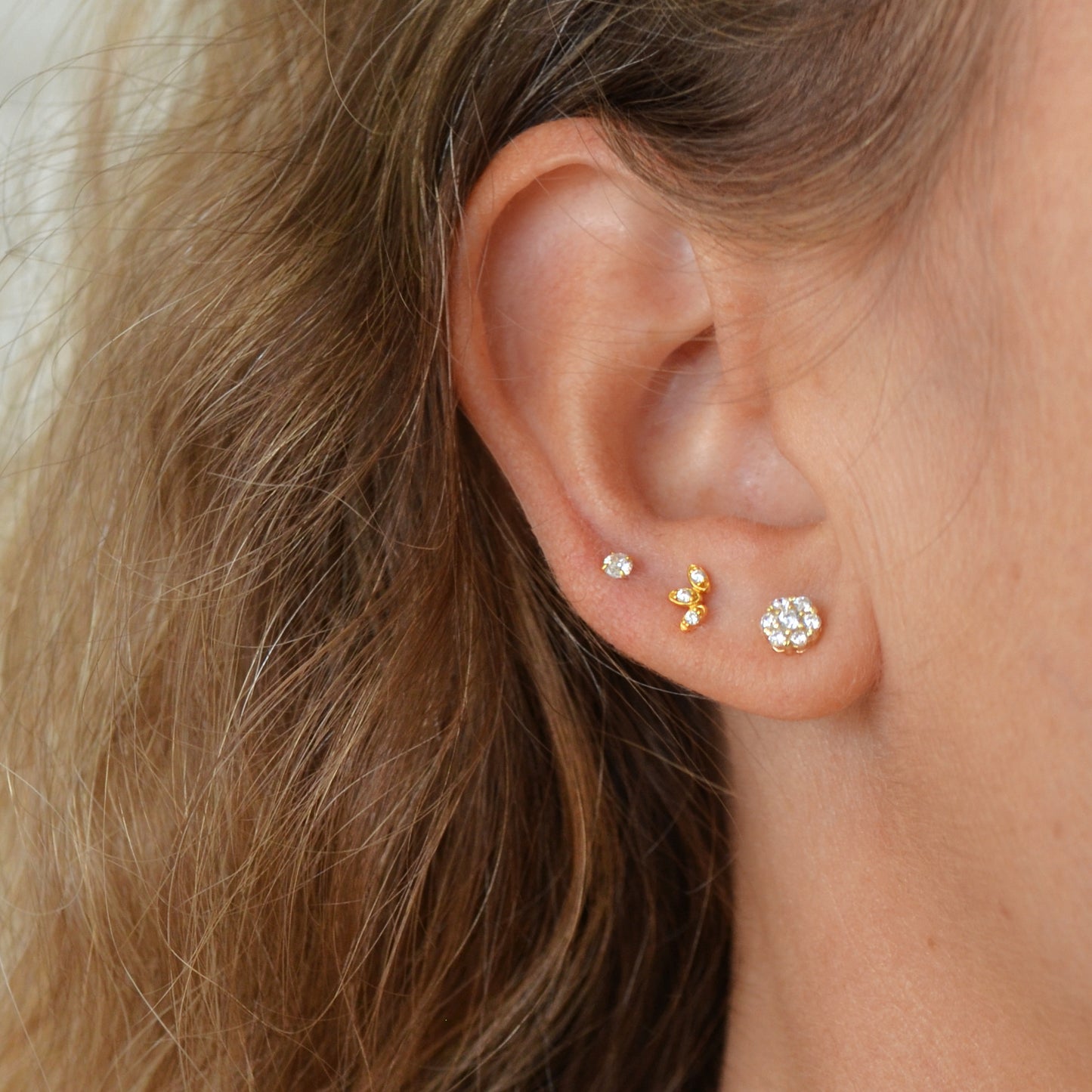 MINI PENDIENtes pequeños de piercing con brillante que se venden sueltos o por unidad y que están confeccionados en plata de ley 925 con baño de oro 18 kilates y circonita de 2 milímetros. Gold plated sterling silver tiny small zircon piercing earrings 2,5 mm