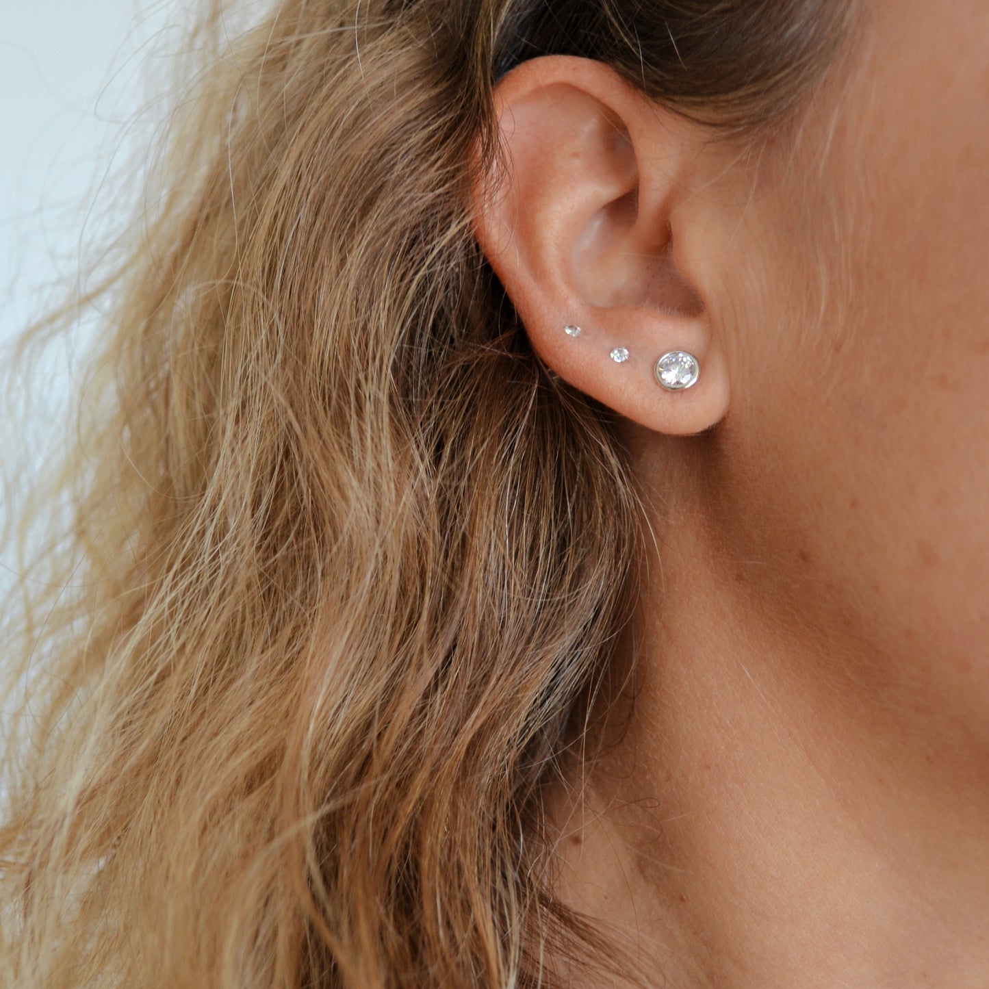 MINI PENDIENtes pequeños de piercing con brillante que se venden sueltos o por unidad y que están confeccionados en plata de ley 925 con baño de oro 18 kilates y circonita de 2 milímetros. Gold plated sterling silver tiny small zircon piercing earrings 2,5 mm
