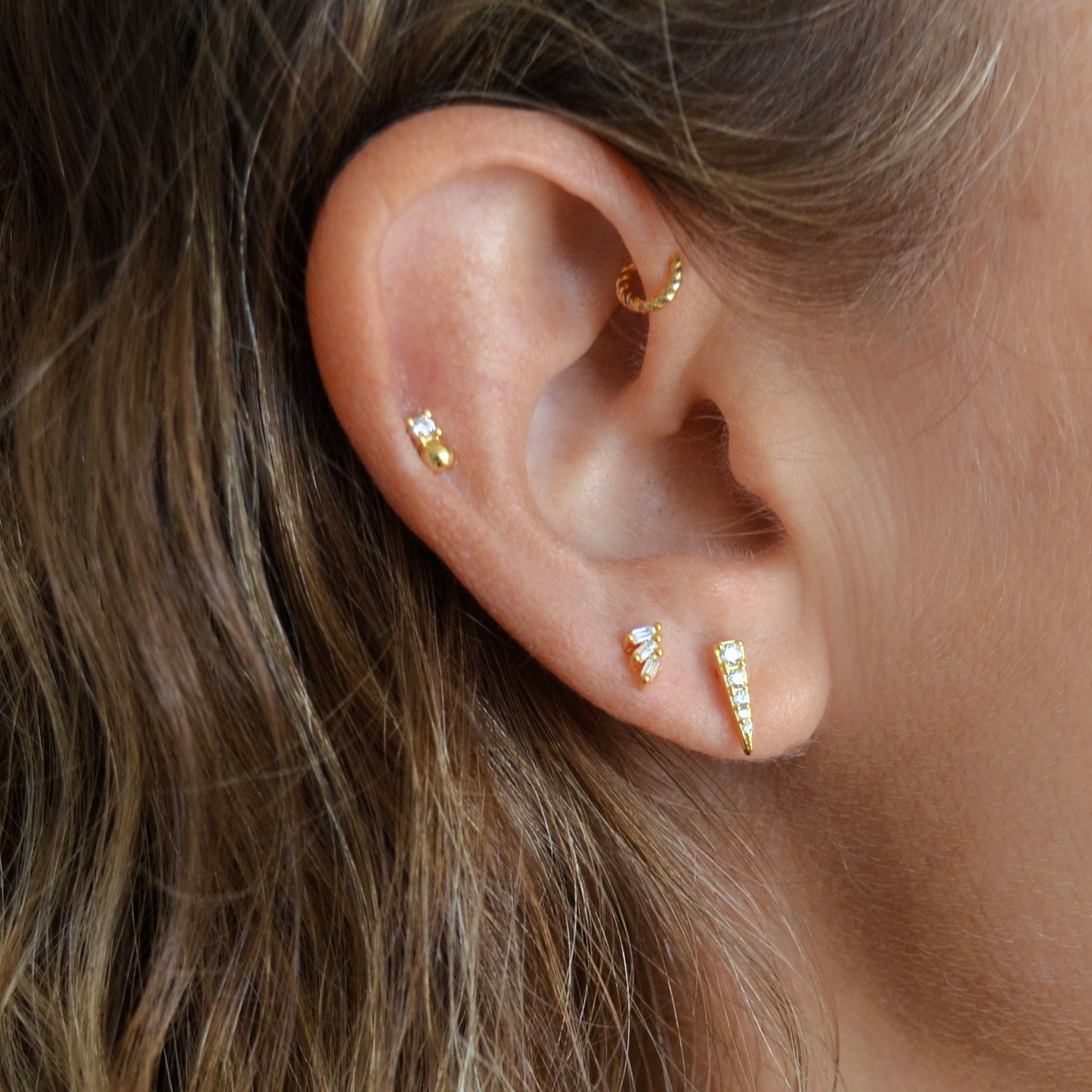 pendientes para piercing de brillante pincho con circonitas que parecen de diamantes buenos. El material es plata de ley bañada en oro 18 kilates y son hipoalergénicos. Gold plated sterling silver spike zircon diamond earrings