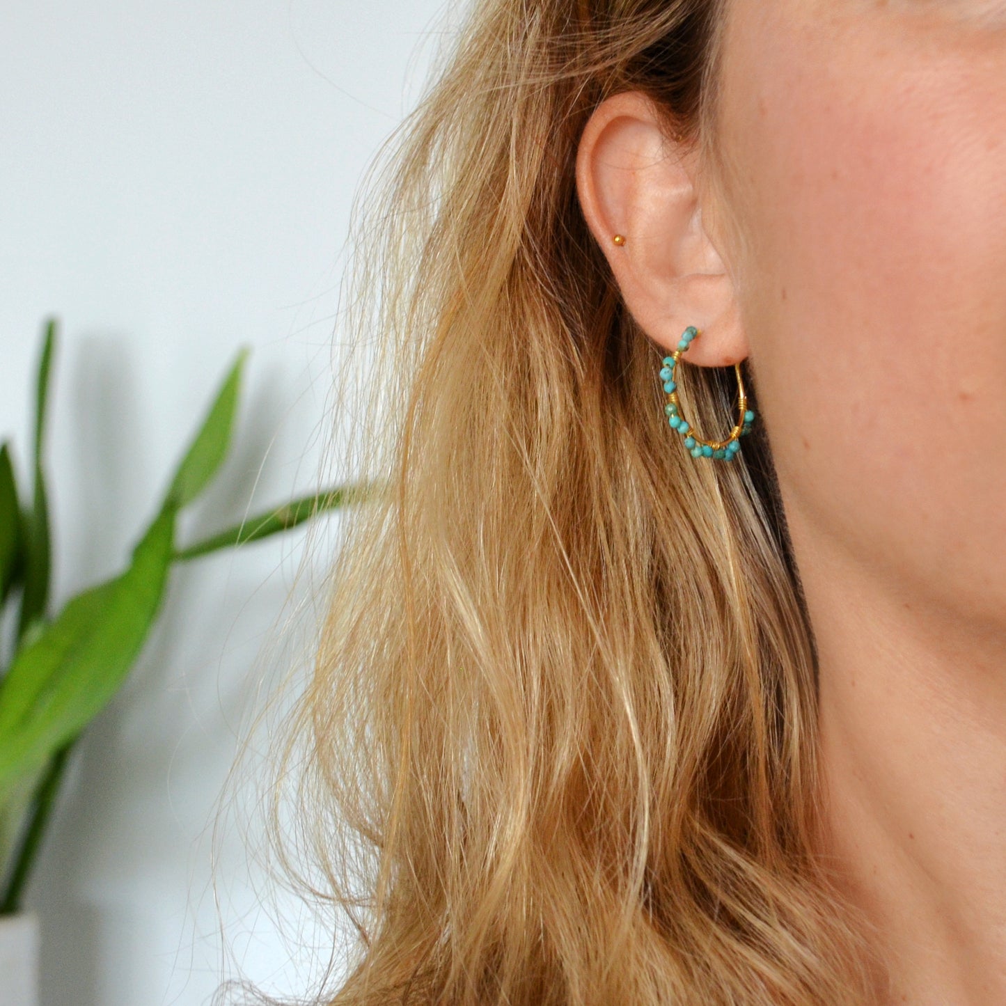 pendientes de aro medianos con piedra natural turquesa. son de acero hipoalergénico bañado en oro y resistentes al agua. Gold plated stainless steel turquoise waterproof hoop earrings