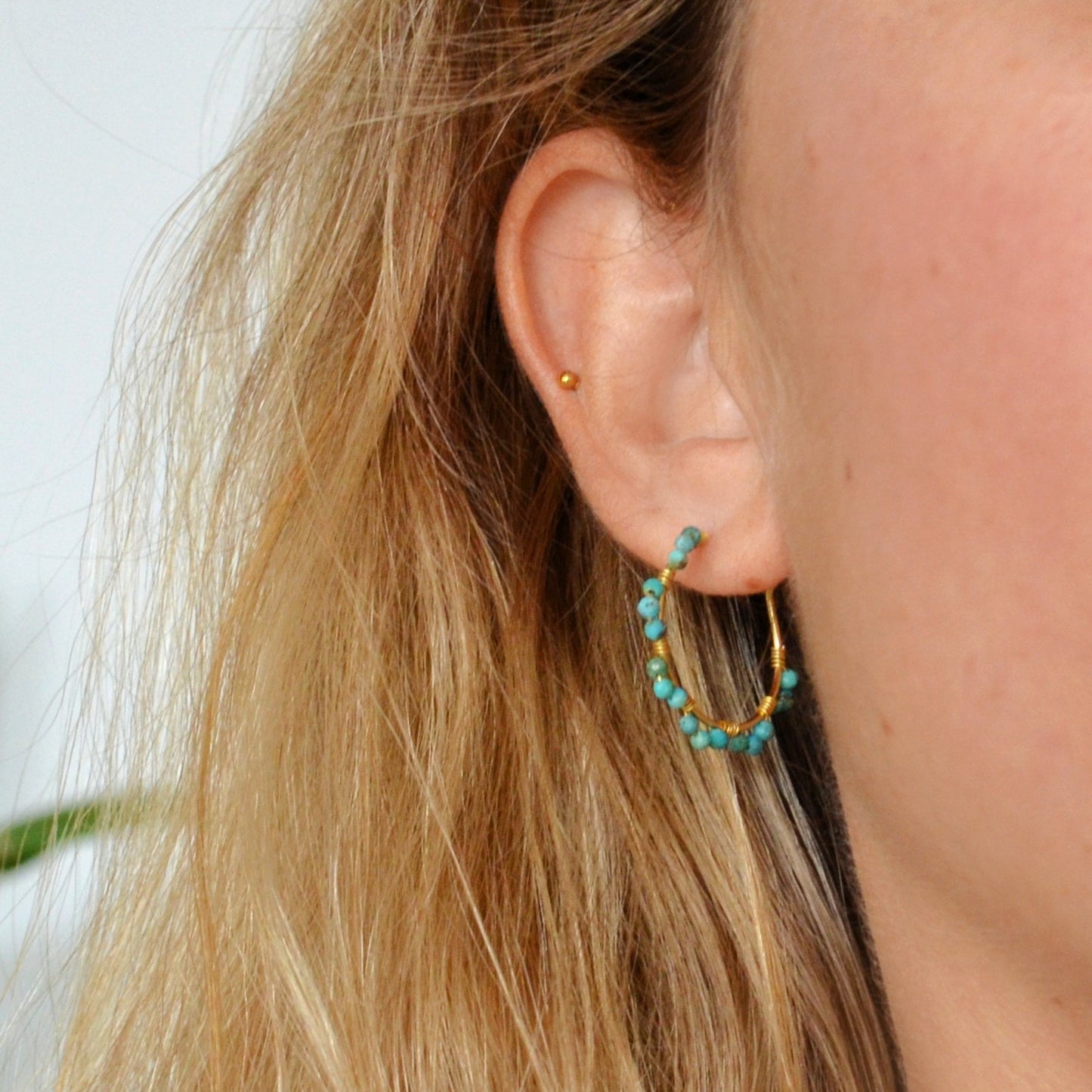 pendientes de aro medianos con piedra natural turquesa. son de acero hipoalergénico bañado en oro y resistentes al agua. Gold plated stainless steel turquoise waterproof hoop earrings 