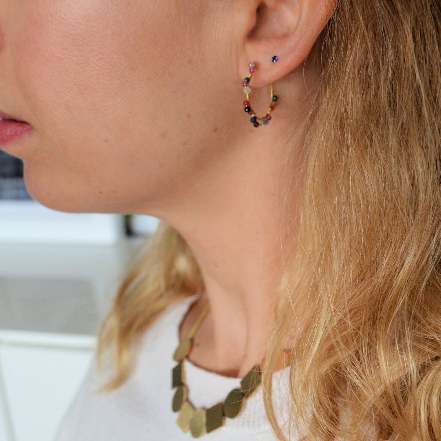 pendientes de aro medianos con mineral multicolor. son de acero hipoalergénico bañado en oro y resistentes al agua. Gold plated stainless steel natural stone waterproof hoop earrings