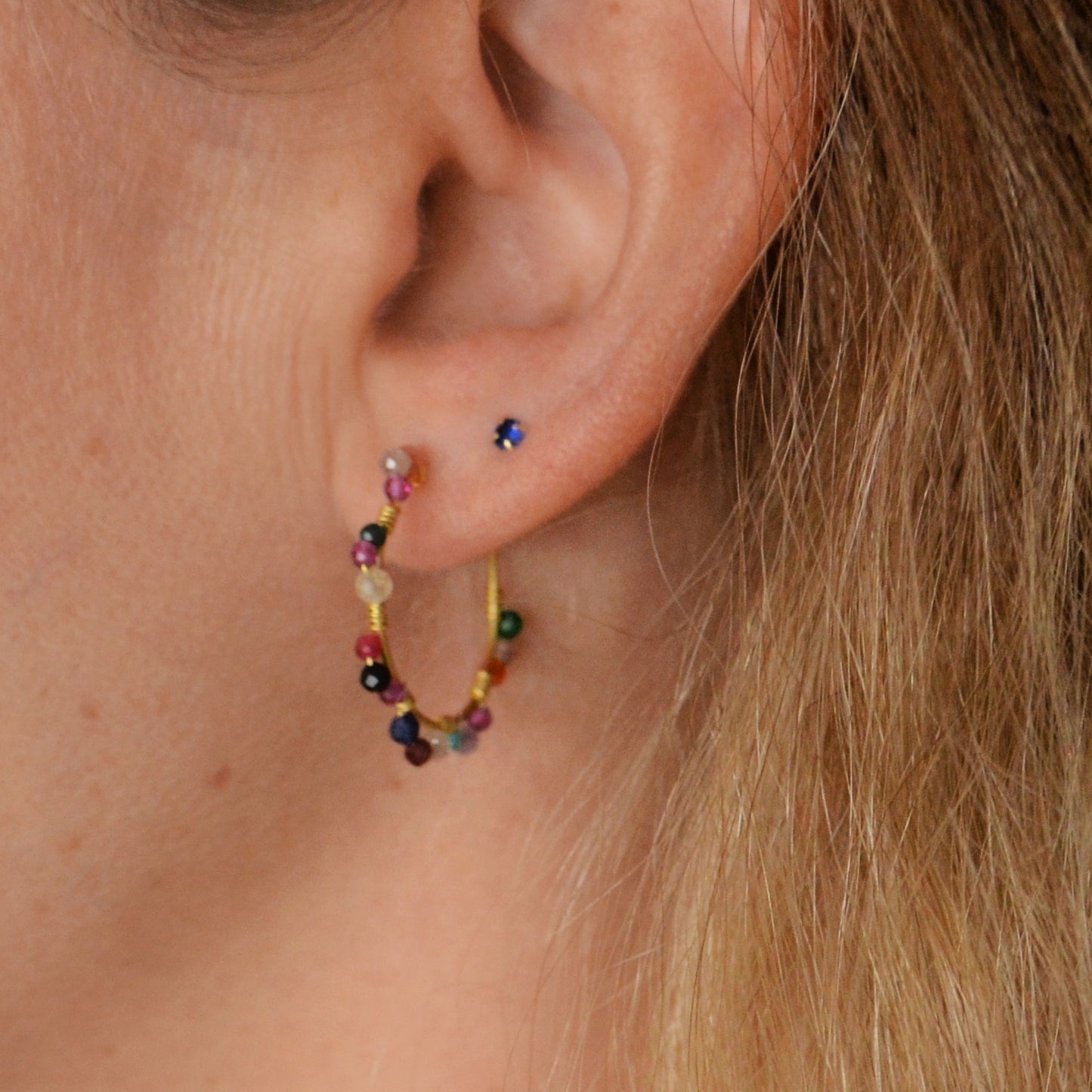 pendientes de aro medianos con mineral multicolor. son de acero hipoalergénico bañado en oro y resistentes al agua. Gold plated stainless steel natural stone waterproof hoop earrings