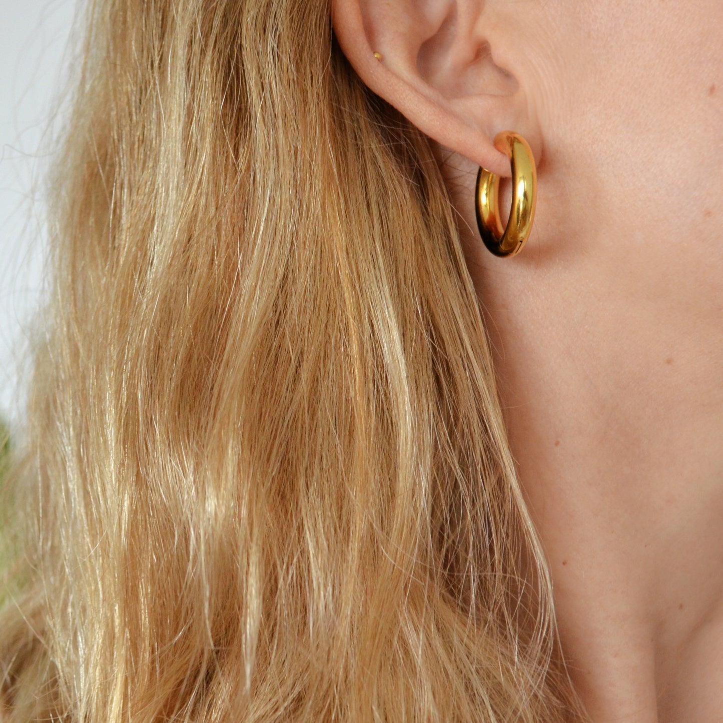 pendientes medianos de aro grueso dorado o plateado. confeccionados en acero con baño de oro 18 kilates. Gold plated steel big chunky hoop earrings