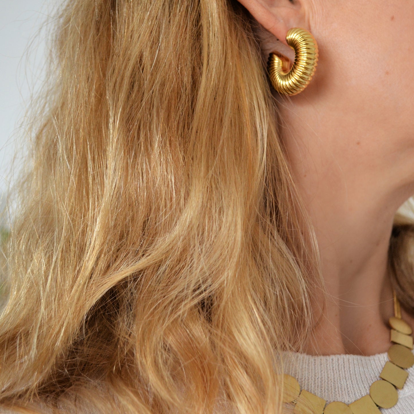 grandes pendientes de aro criolla grueso dorado y con relieve. confeccionados en acero con baño de oro 18 kilates. Gold plated steel big chunky hoop earrings