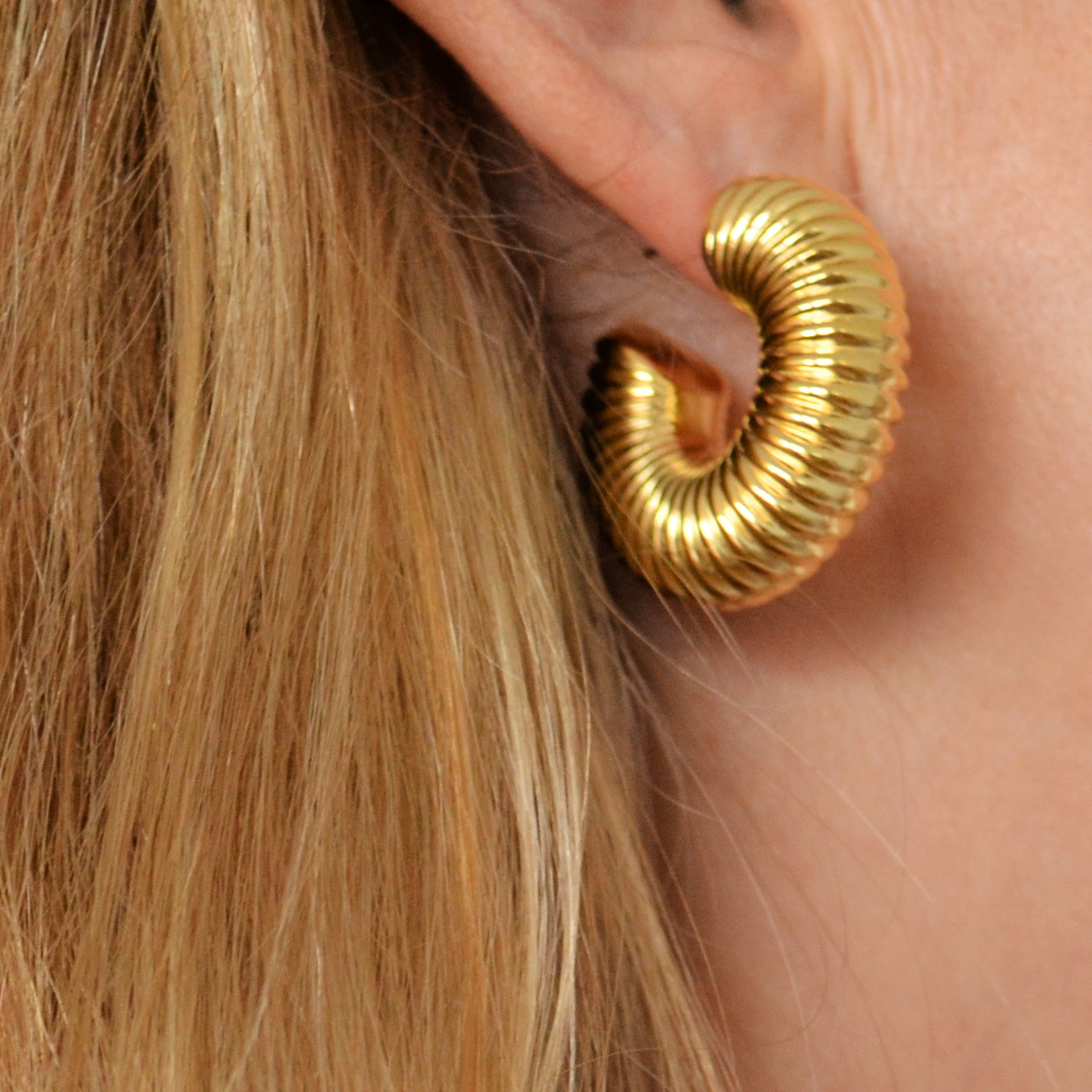 grandes pendientes de aro criolla grueso dorado y con relieve. confeccionados en acero con baño de oro 18 kilates. Gold plated steel big chunky hoop earrings