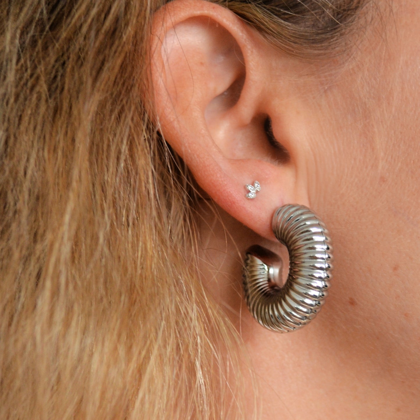 Mini pendientes pequeños de piercing con estrella y circonita confeccionados en plata de ley con baño de oro 18 kilates. Gold plated sterling silver piercing small earrings with zircon.
