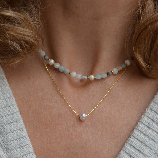 colgante de cadena dorada con perla de río. es DE ACERO HIPOALERGÉNICO Y RESISTENTE AL AGUA. sON UNos collares DE PERLAS PEQUEÑAS Y FINAS PAR REGALAR EN EL DÍA DE LA MADRE, DE AMIGO INVISIBLE O PARA UNA PRIMERA COMUNIÓN.