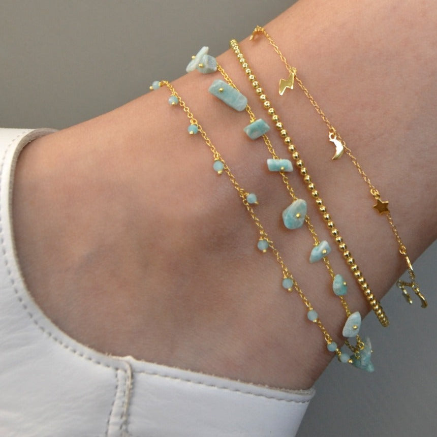 Tobillera de bolitas confeccionada en cadena de plata de ley con baño de oro 18 kilates. Gold plated sterling silver bead anklet.