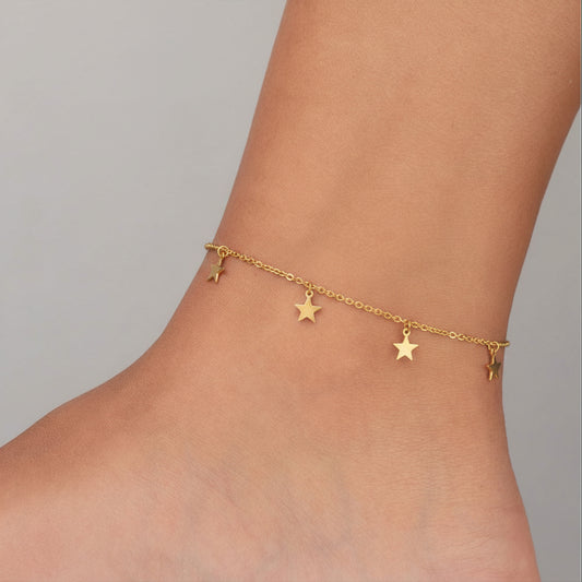 tobillera de CADENA con estrellas resistente al agua en dorado. Es de acero hipoalergénico y se puede mojar. Ideal para adolescentes y como regalo duradero