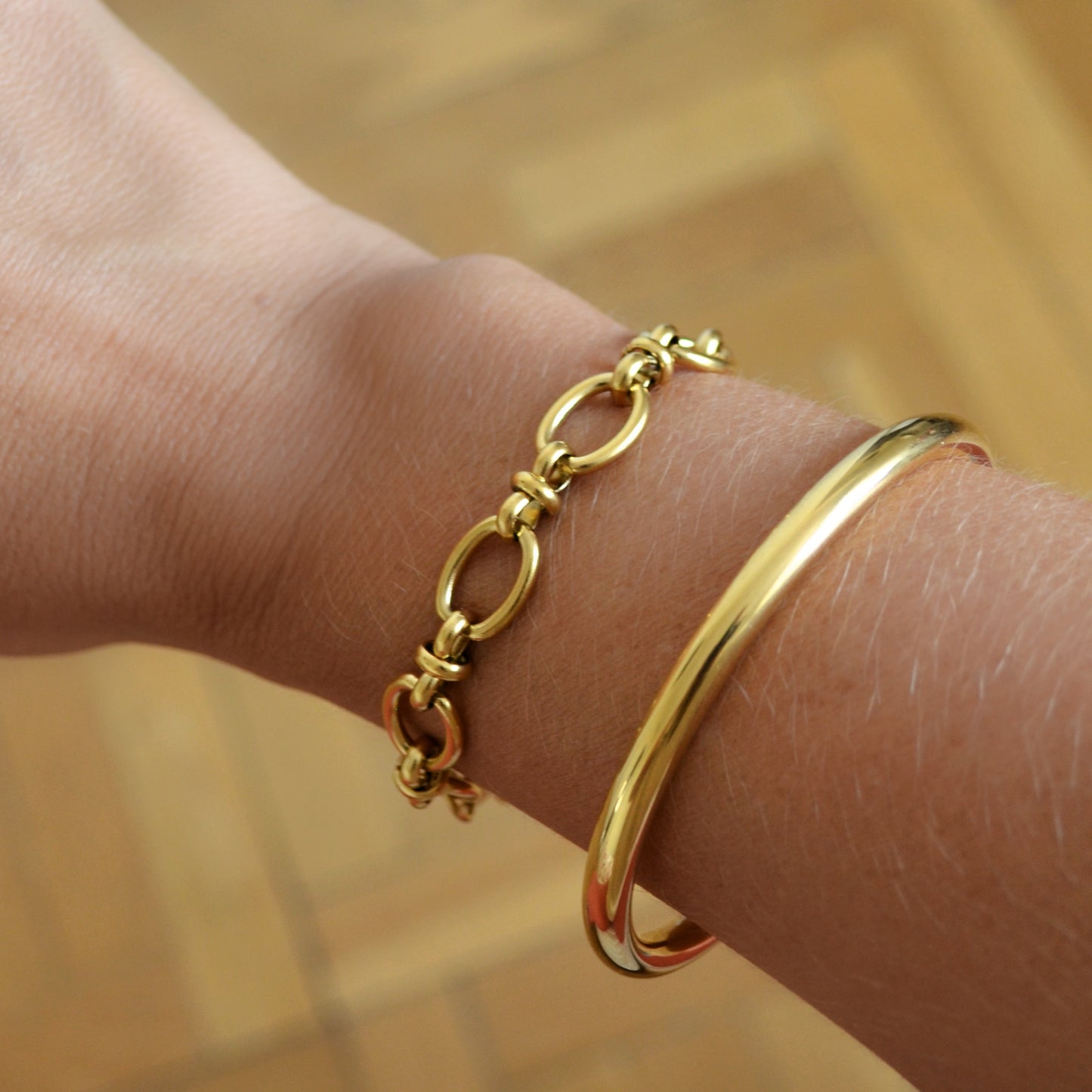 pulsera dorada gruesa de eslabones estilo años 80 o 90. es de acero con baño de oro resistente al agua. Gold plated stainless steel vintage chunky chain bracelet.