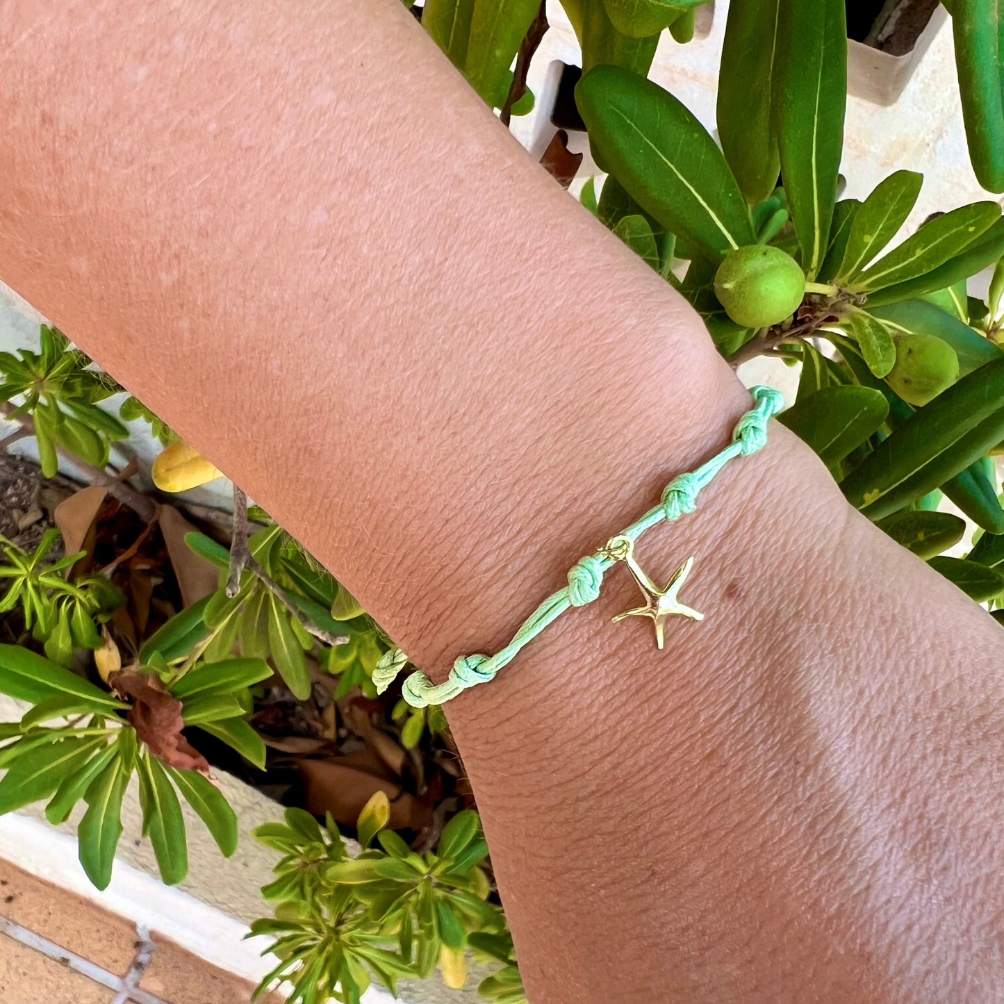 Colgante o charm de estrella de mar para personalizar una gargantilla o pulsera en plata de ley con baño de oro 18 kilates