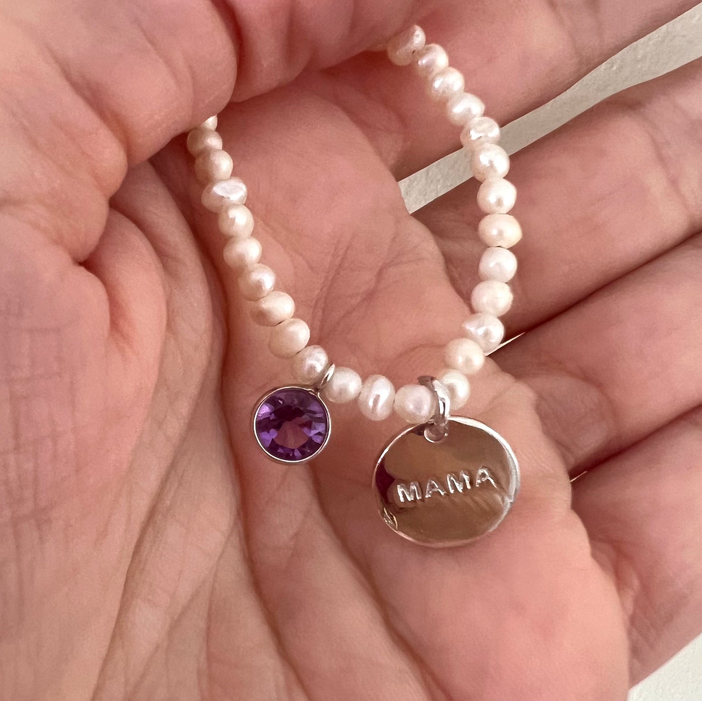 medalla o chapa tipo colgante con la palabra mamá grabada para personalizar tu joya como una gargantilla o una pulsera de plata de ley con baño de oro 18 kilates