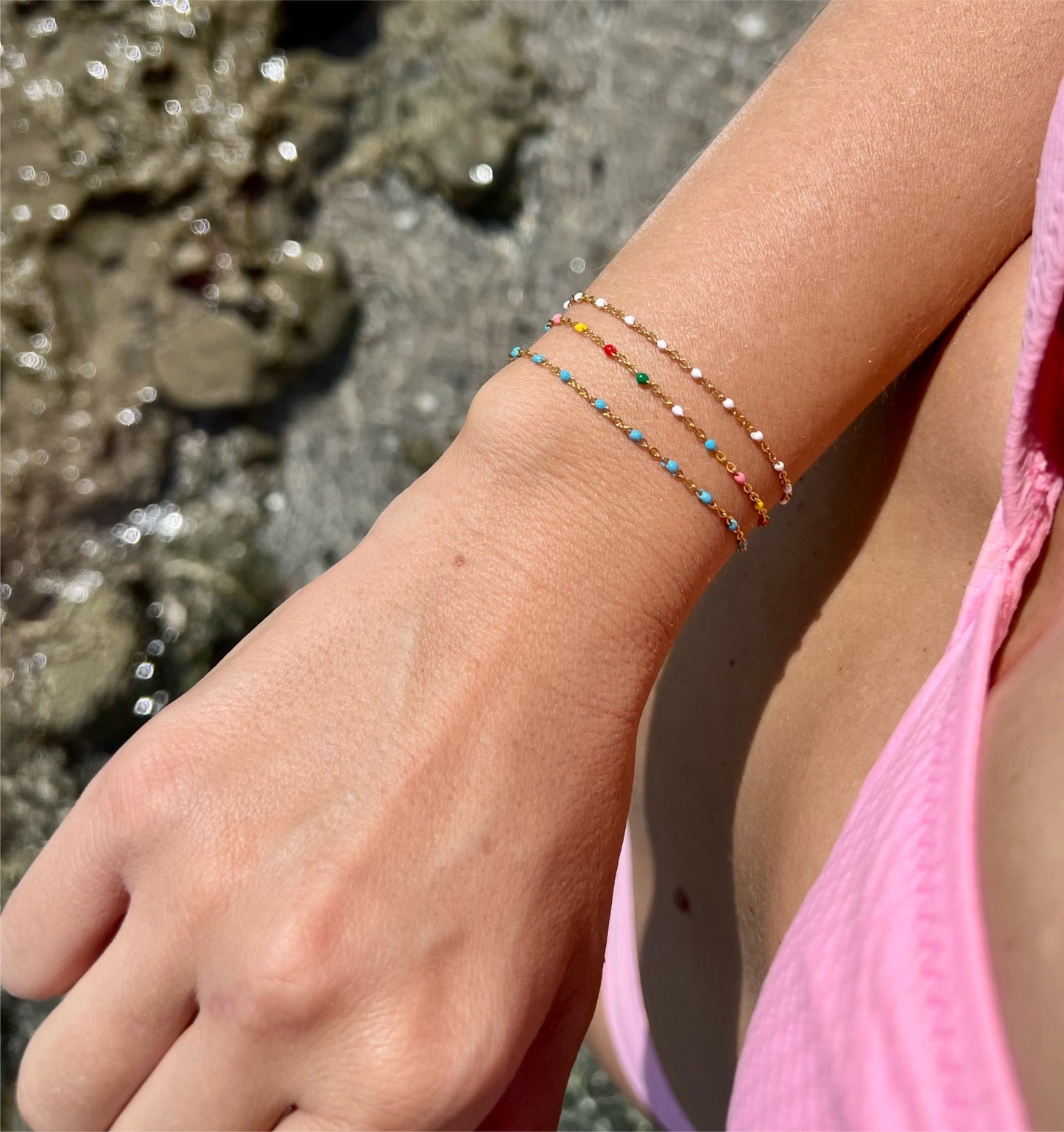 pulsera dorada waterproof o resistente al agua confeccionada en acero con baño de oro de 3 micras. Tiene bolitas de enamel azu turquesa y el cierre es ajustable. collar hipoalergénico e inoxidable. gold plated stainless steel turquoise blue bead bracelet.
