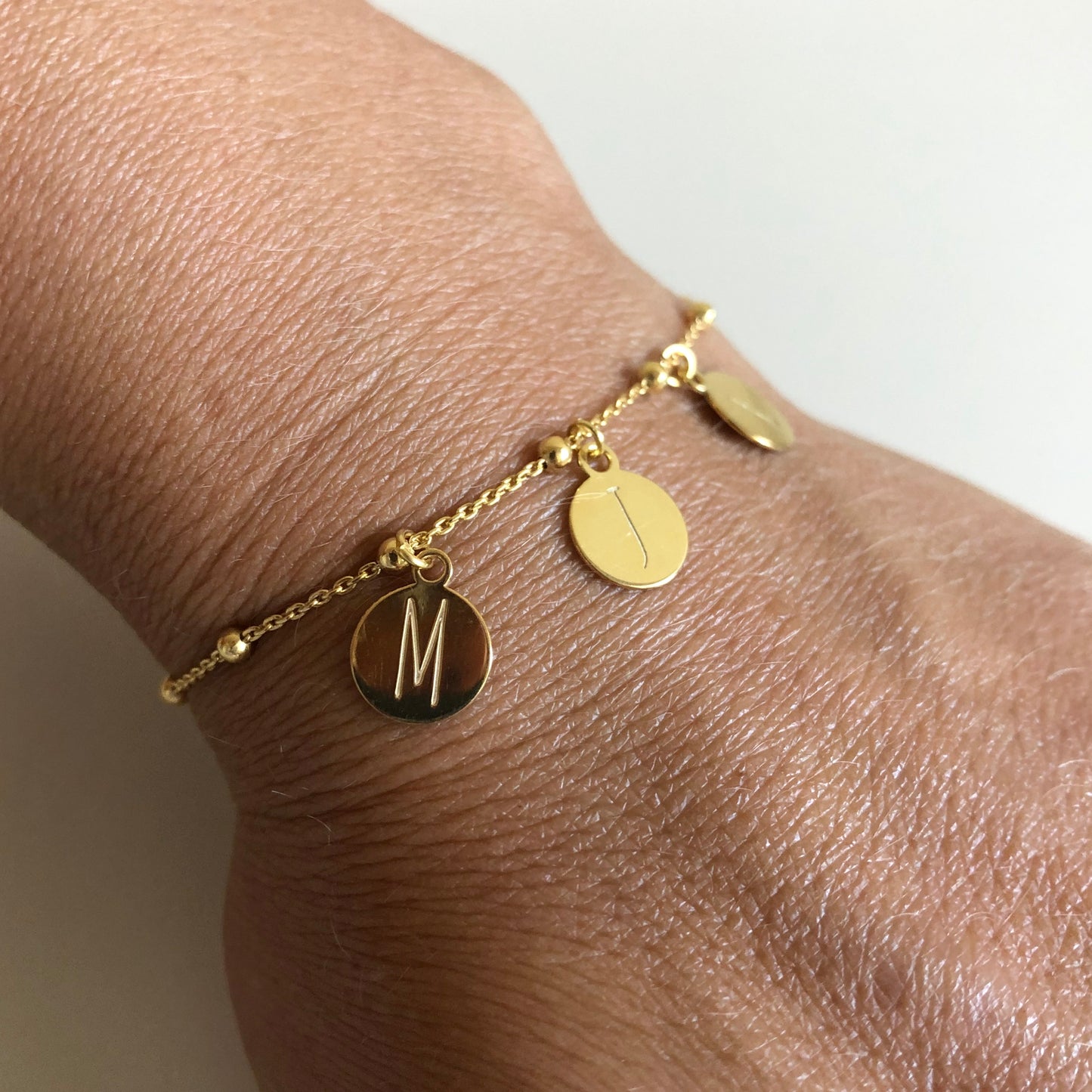 Medalla con inicial con los nombres de los hijos para personalizar pulsera o gargantilla o pulsera de plata de ley como regalo personalizado para mama. gold plated sterling silver personalized letter medal for bracelet or necklace