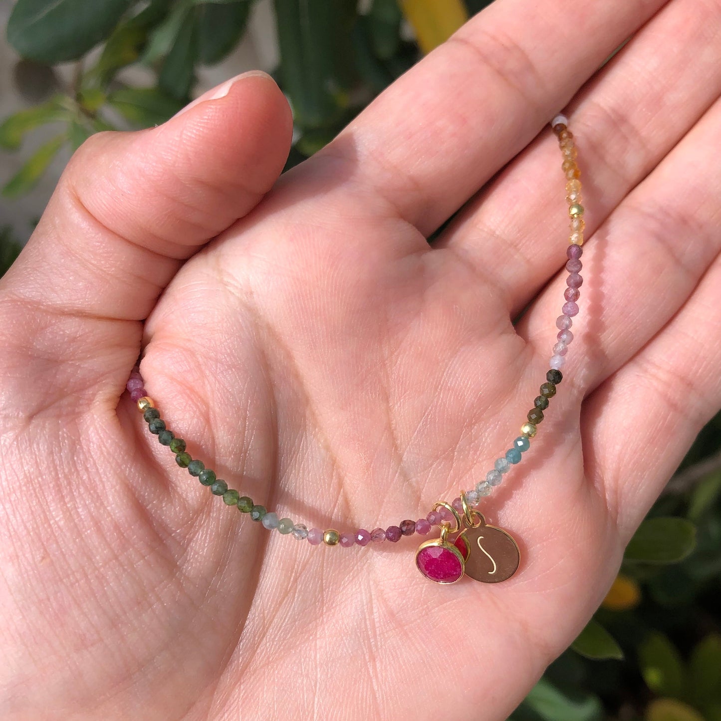Idea de regalo personalizado para mamá o mujeres. Pulsera de mineral o piedras naturales con las letras e iniciales en plata de ley con baño de oro