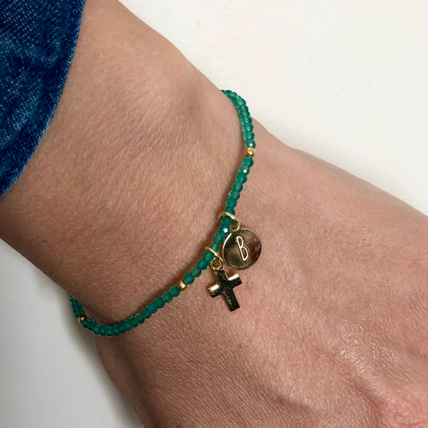 Idea de regalo personalizado para mamá o mujeres. Pulsera de mineral o piedras naturales con las letras e iniciales en plata de ley con baño de oro