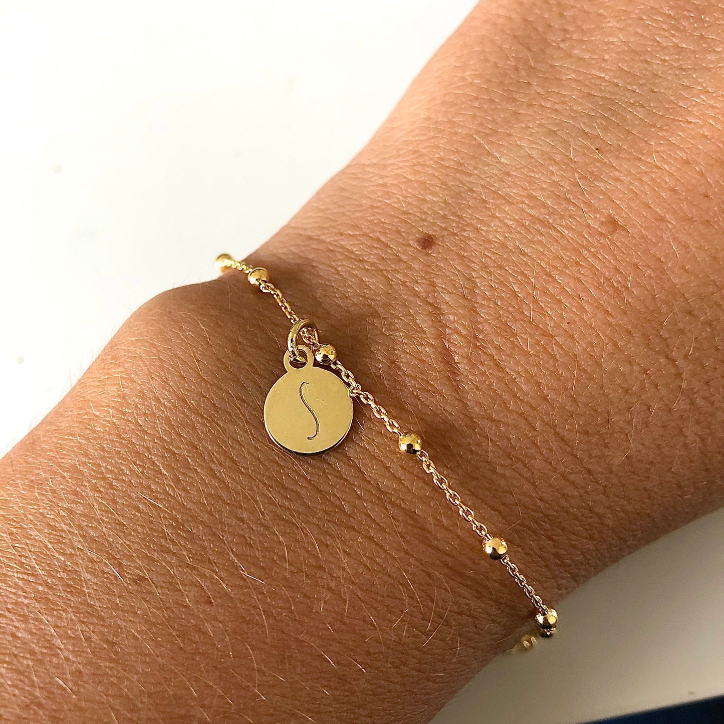 Medalla con inicial para personalizar pulsera o gargantilla o pulsera de plata de ley como regalo personalizado para mama. gold plated sterling silver personalized letter medal for bracelet or necklace