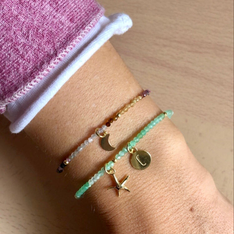 Idea de regalo personalizado para mamá o mujeres. Pulsera de mineral o piedras naturales con las letras e iniciales en plata de ley con baño de oro