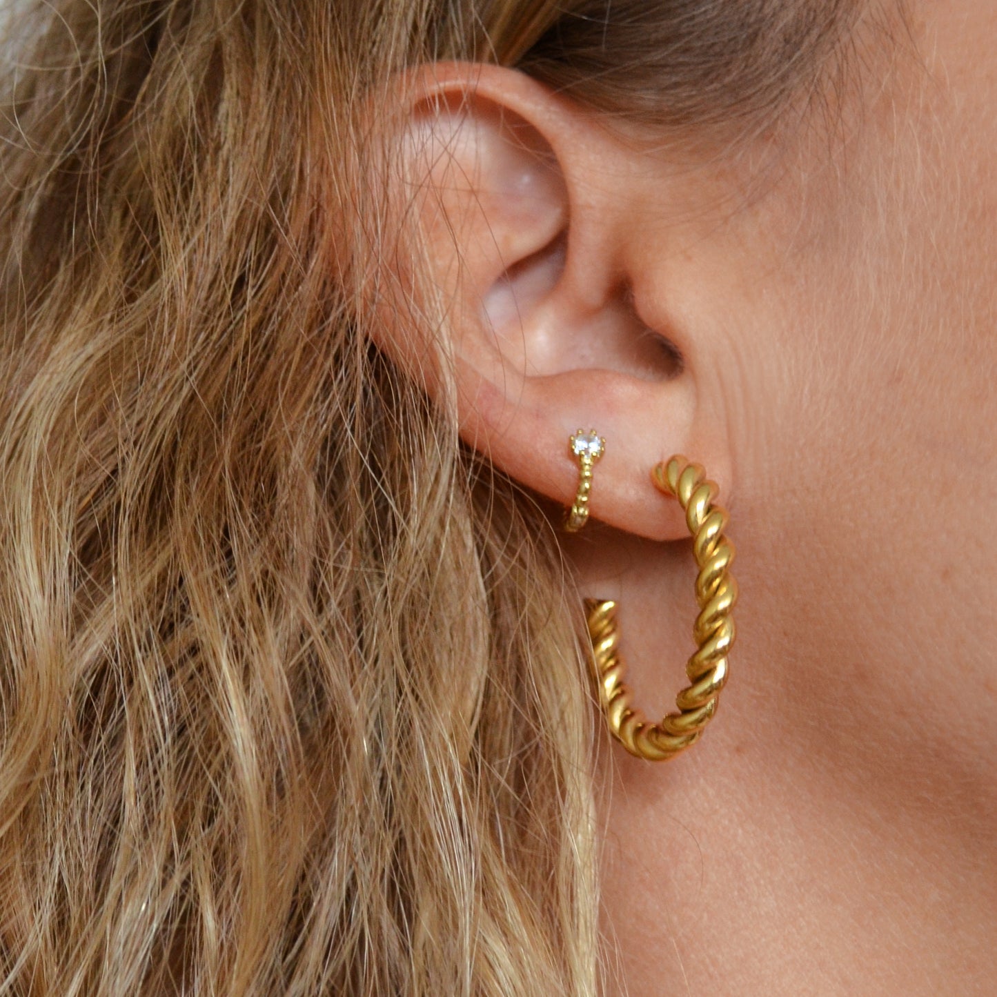 Aros criolla retorcidos en acero hipoalergénico bañado en oro resistente al agua. Gold plated stainless steel twisted waterproof hoop earrings