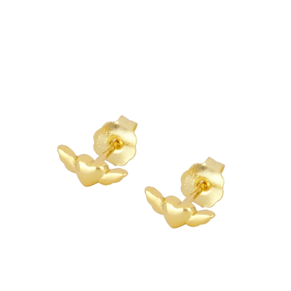 pendientes pequeños de piercing en forma de corazón con alas. Son de plata de ley con baño de oro 18 kilates.
