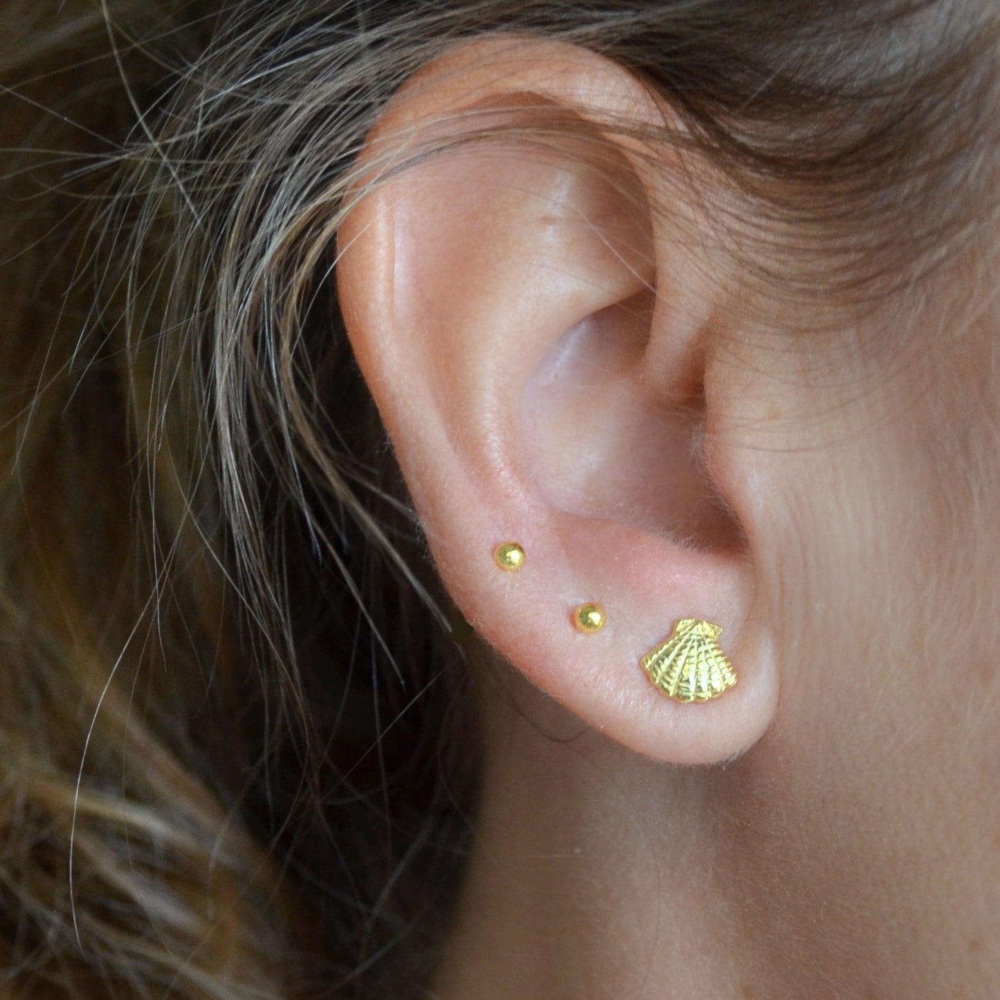 pendientes para verano de concha. Son perfectos para piercing y el material es de plata de ley con baño de oro 18 kilates. gold plated sterling silver shell earrings