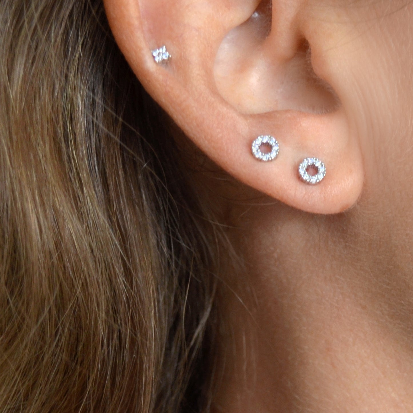 mini pendiente de piercing para cartílago anti alérgico. Está confeccionado en plata de ley con baño de oro 18 kilates y circonitas formando una flor pequeña. Gold plated sterling silver flower zircon piercing earring. Helix, tragus, anti helix.