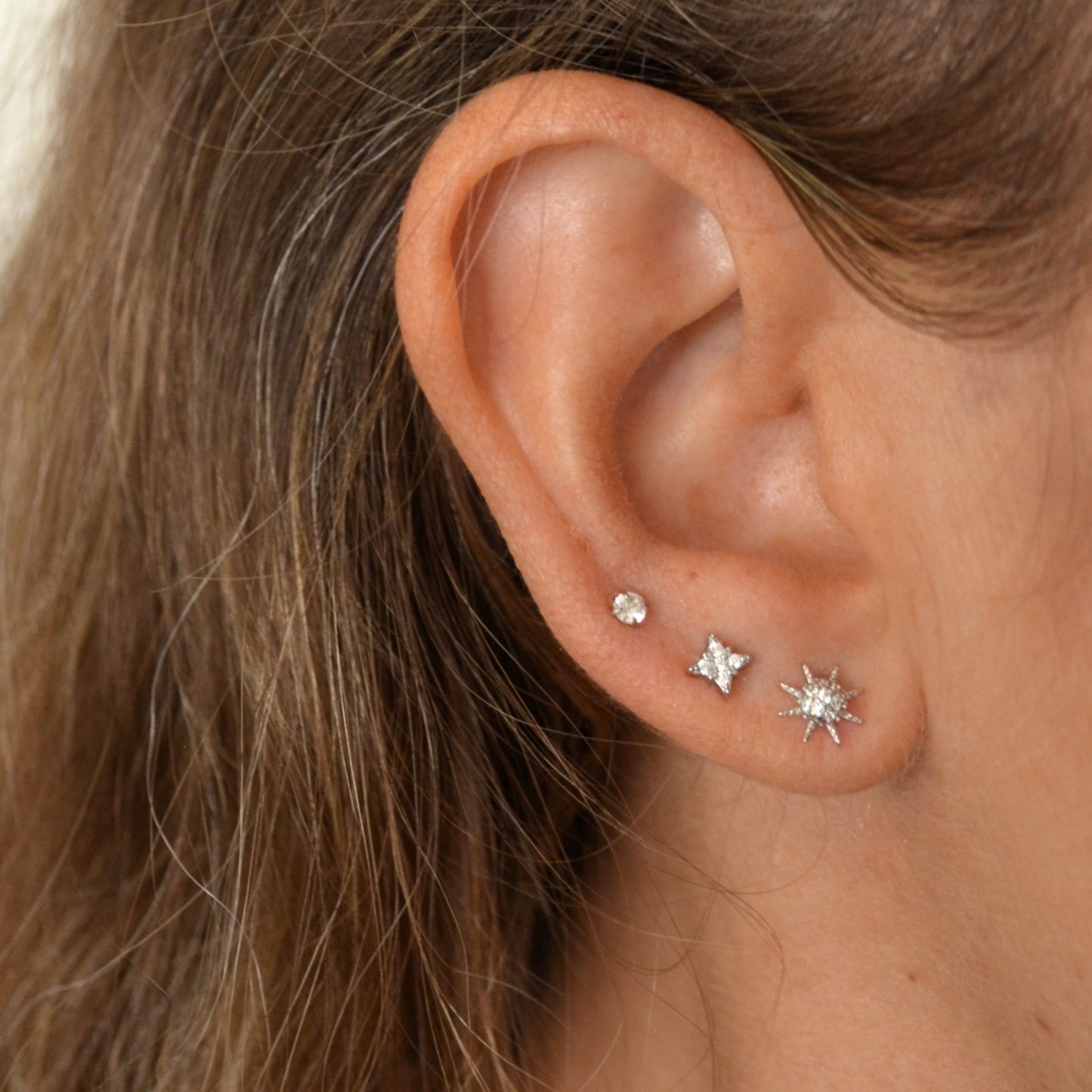pendientes para piercing de brillante sol con circonitas que parecen de diamantes buenos. El material es plata de ley bañada en oro 18 kilates y son hipoalergénicos. Gold plated sterling silver tiny small sun zircon diamond earrings