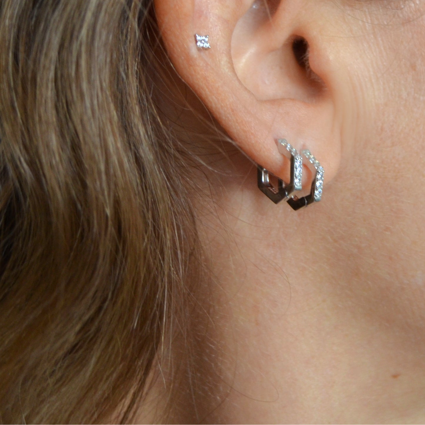 pendientes de aro hexagonal para piercing. Está confeccionado en plata de ley con baño de oro 18 kilates y circonitas. gold plated sterling silver hexagon zircon hoop earrings