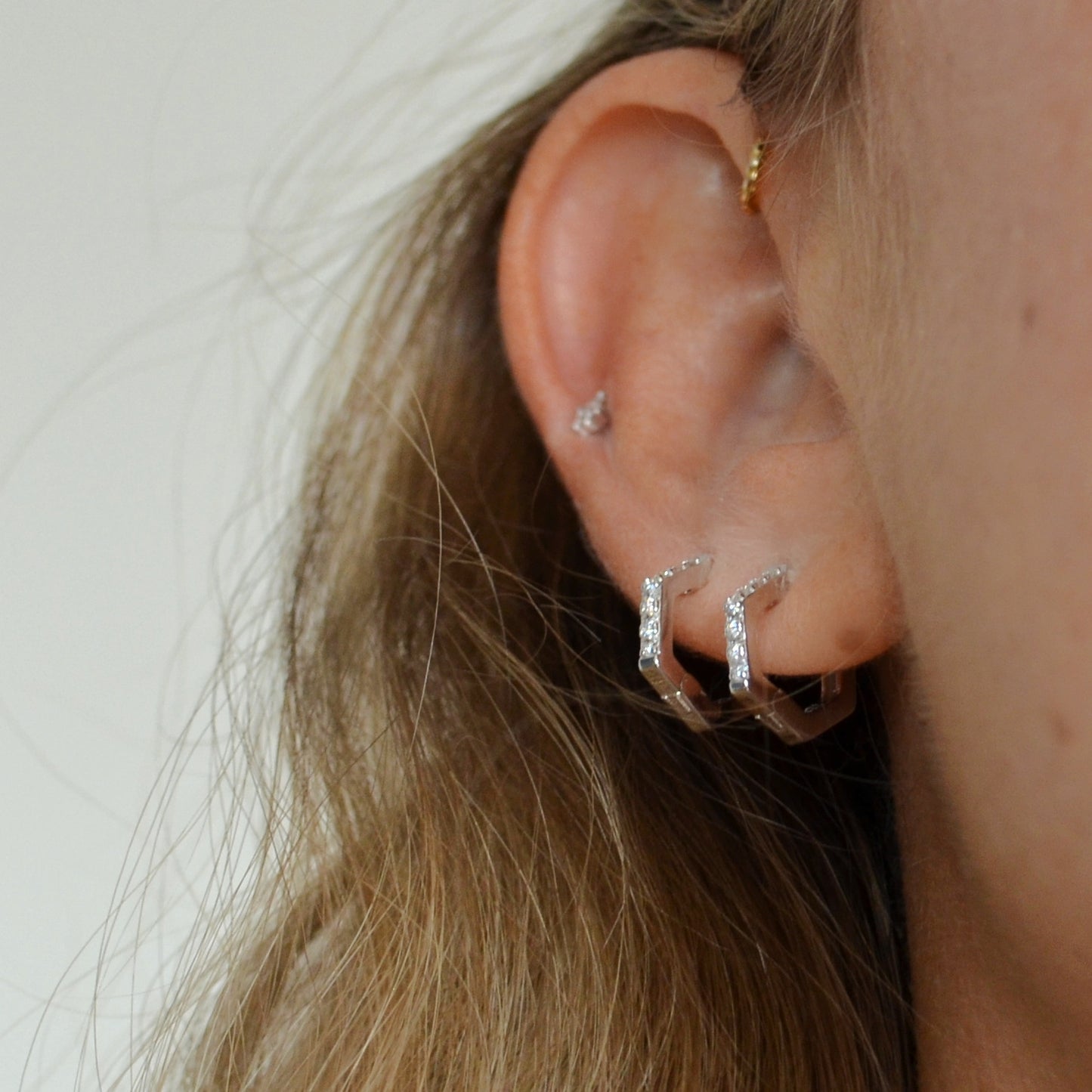 pendientes de aro hexagonal para piercing. Está confeccionado en plata de ley con baño de oro 18 kilates y circonitas. gold plated sterling silver hexagon zircon hoop earrings