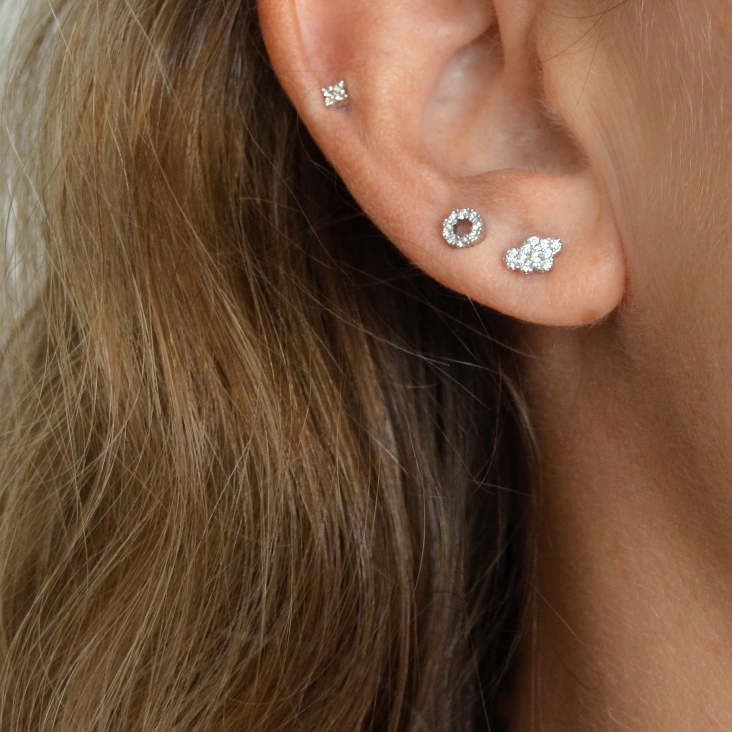 pendientes para piercing de brillante nube con circonitas que parecen de diamantes buenos. El material es plata de ley bañada en oro 18 kilates y son hipoalergénicos. Gold plated sterling silver tiny small cloud zircon diamond earrings
