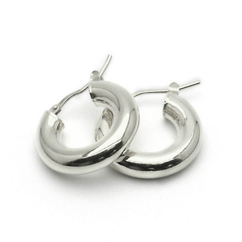 Pendientes medianos de aro gordito confeccionados en plata de ley 925 con baño de oro 18 kilates y no pesan. Gold plated sterling silver chunky medium size light hoop earrings