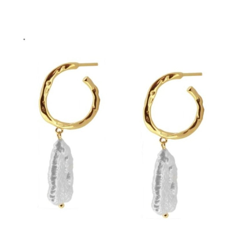 aros criolla pequeños de piercing con perlitas pequeñas colgantes confeccionados en plata de ley con baño de oro 18 kilates. gold plated silver natural pearl hoop earrings for piercing
