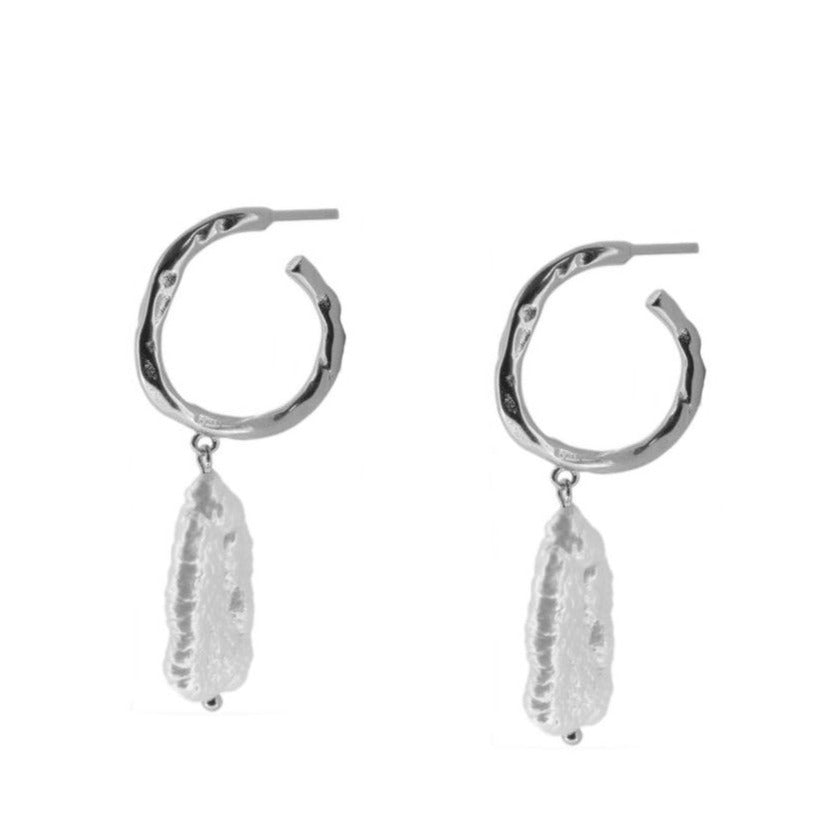 aros criolla pequeños de piercing con perlitas pequeñas colgantes confeccionados en plata de ley con baño de oro 18 kilates. gold plated silver natural pearl hoop earrings for piercing
