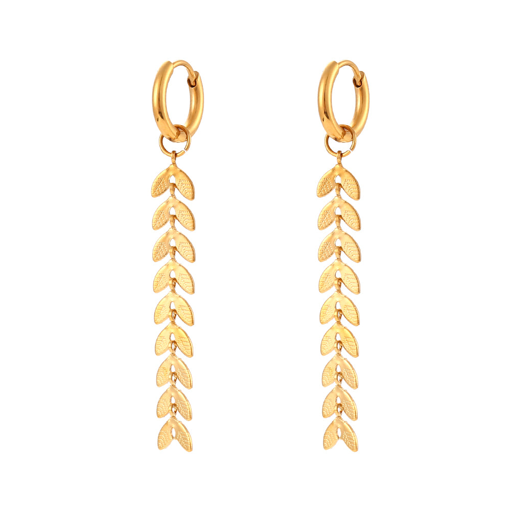 pendientes largos de aro 2 en 1 resistentes al agua porque están confeccionados en acero inoxidable con baño de oro. Tienen un colgante intercambiable de cadena larga de espiga. Gold plated stainless Steel long spike chain waterproof hoop earrings for piercing.