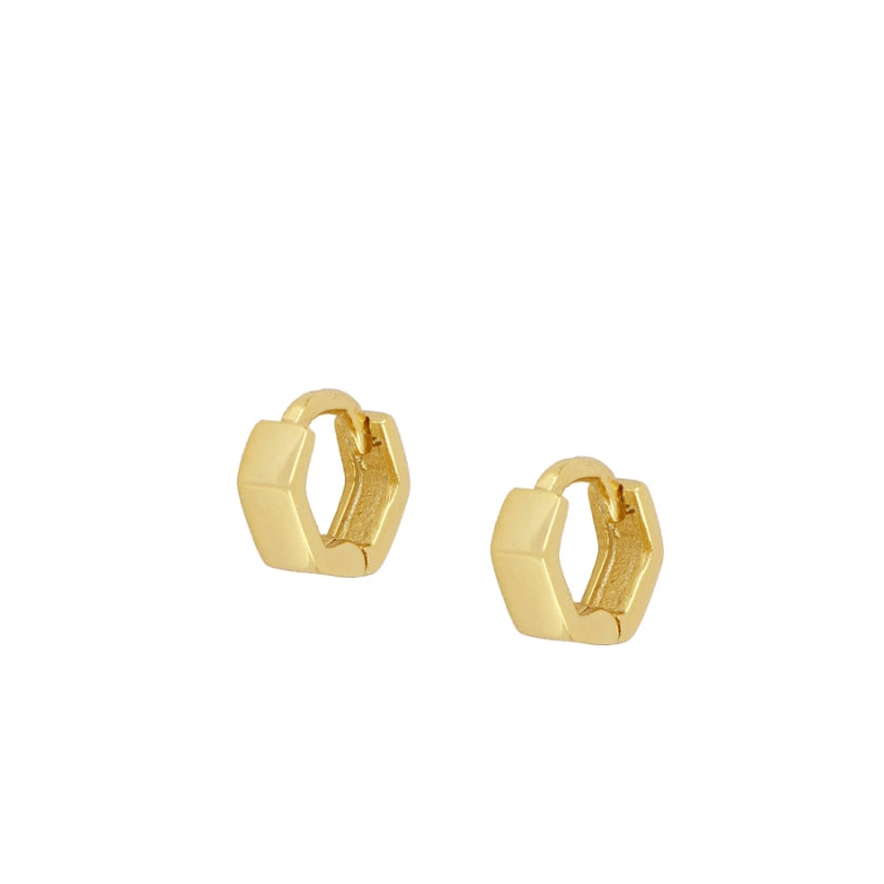 aro pequeño y grueso de forma hexagonal para piercing con cierre fácil a presión confeccionado en plata de ley y baño de oro 18 kilates que mide 8 mm. Gold plated sterling silver tiny small and chunky hoop helix piercing earring.